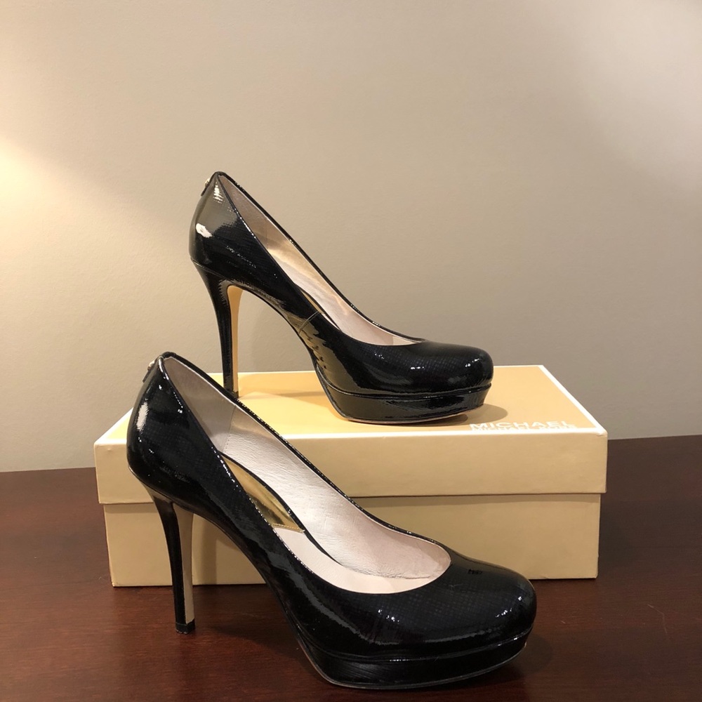 Michael Kors Ionna Navy Patent Pump Size 8 1/2